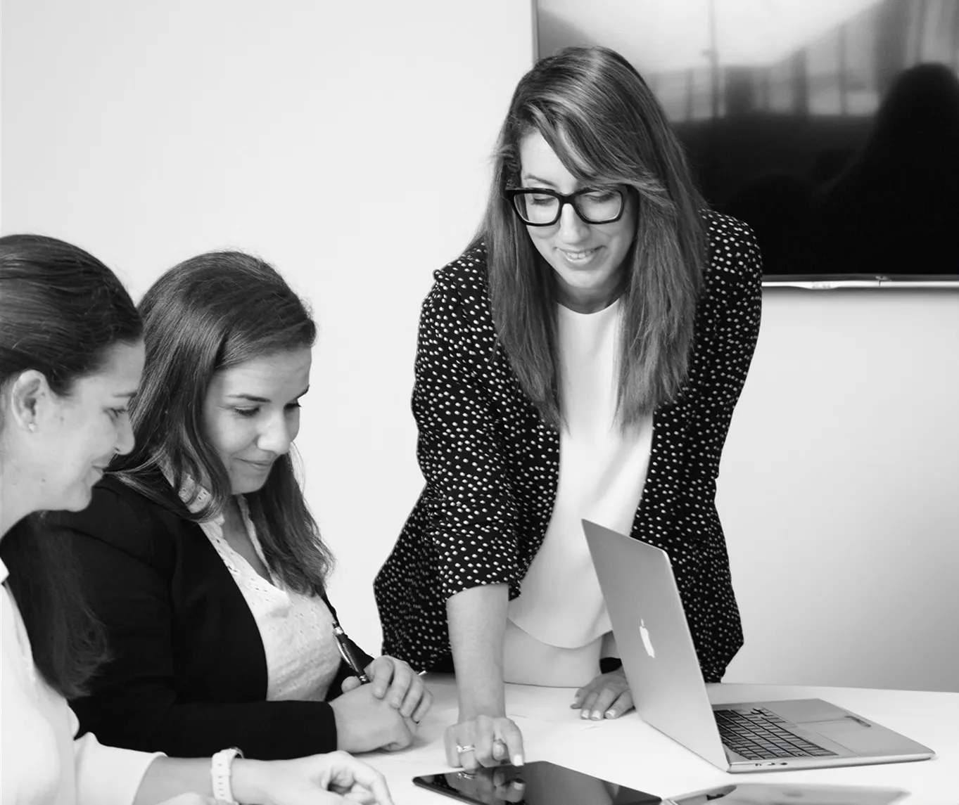 Trabajo en equipo Negro Asociados